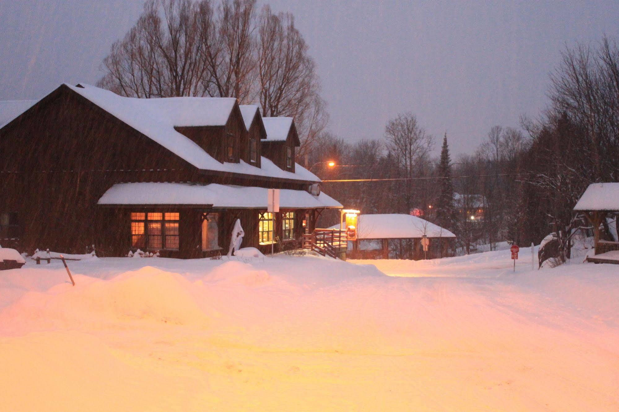 Auberge Micro-Brasserie Le Baril Roulant Val-David Exterior foto