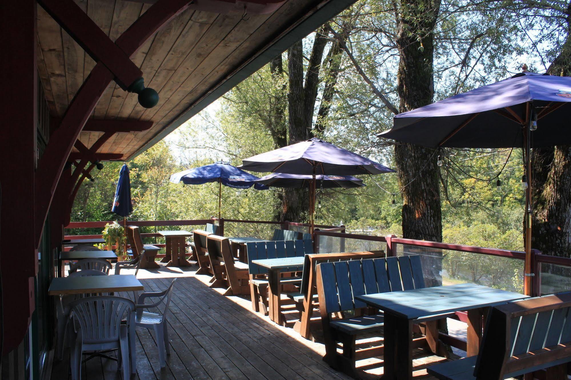 Auberge Micro-Brasserie Le Baril Roulant Val-David Exterior foto